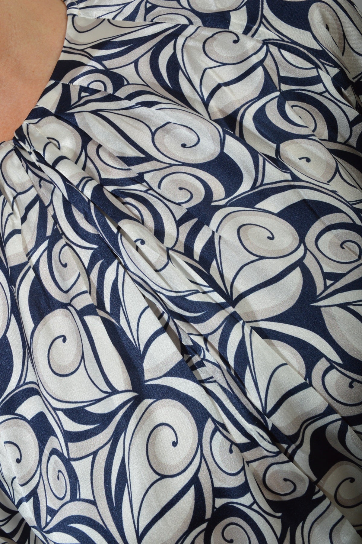 Charlotte Sparre Pleat neck 3417 Swung, Navy/Taupe