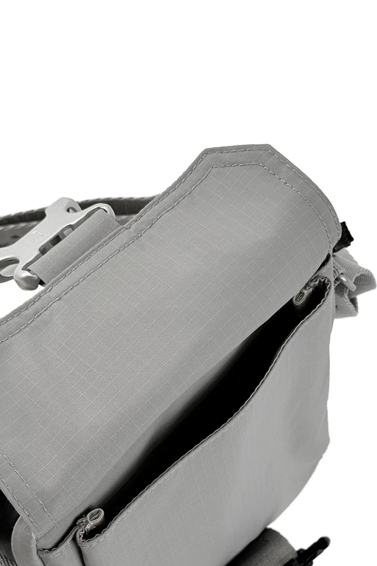 Kintobe NICO Crossbody, Chrome Grey