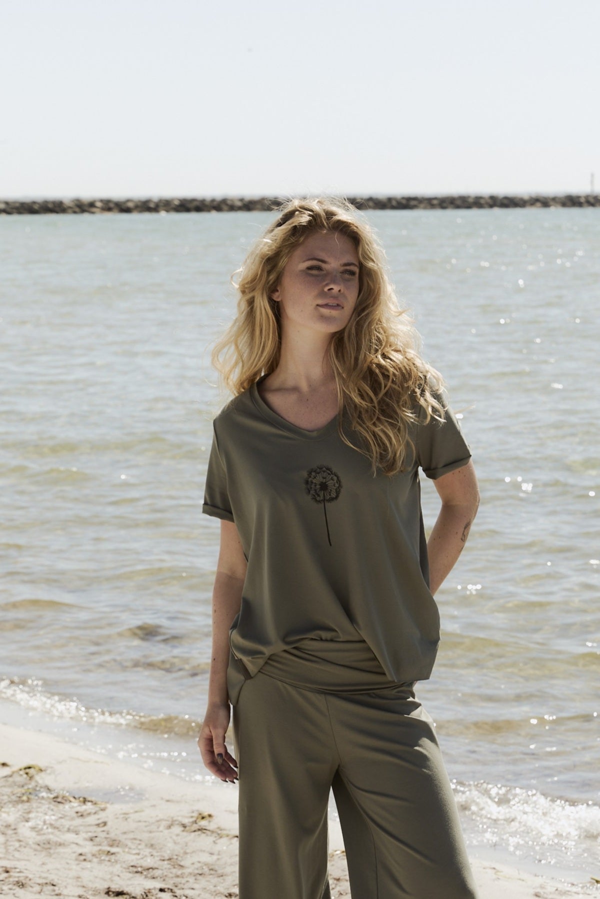 Henriette Steffensen 96105 FLOWER V-NECK-TEE,  DUSTY GREEN