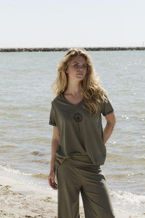 Henriette Steffensen 96105 FLOWER V-NECK-TEE,  DUSTY GREEN