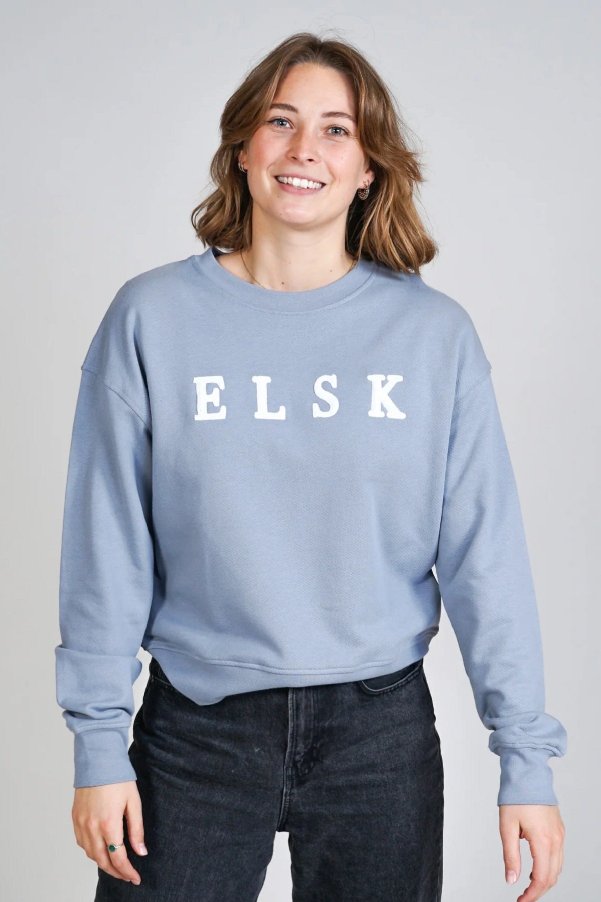 ELSK® CHENILLE EMB. ØRUM WOMEN'S SWEATSHIRT, TRADEWINDS