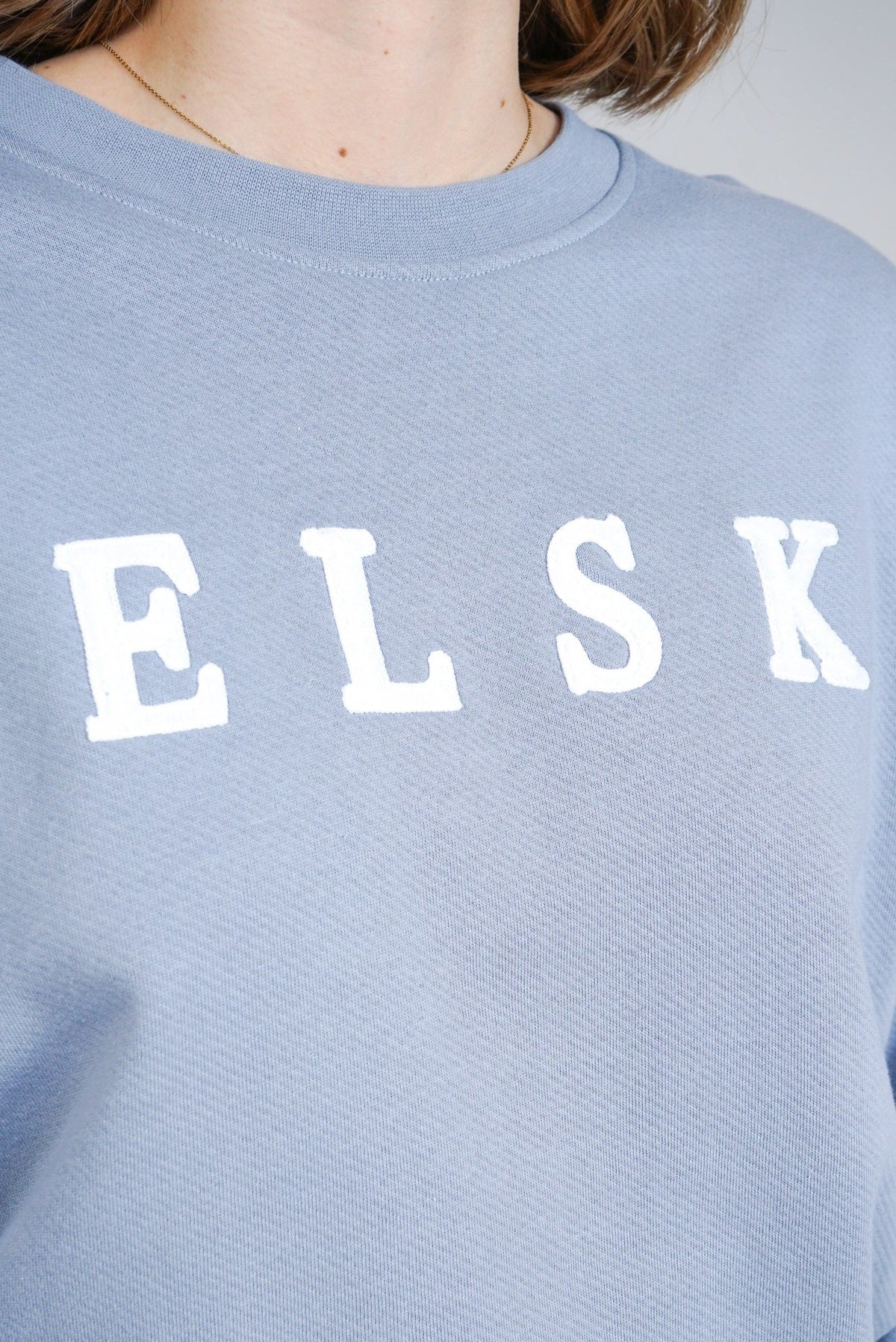 ELSK® CHENILLE EMB. ØRUM WOMEN'S SWEATSHIRT, TRADEWINDS