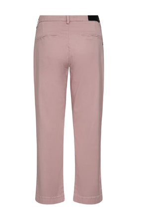 Pieszak Anika support Weekend Chino, English Rose