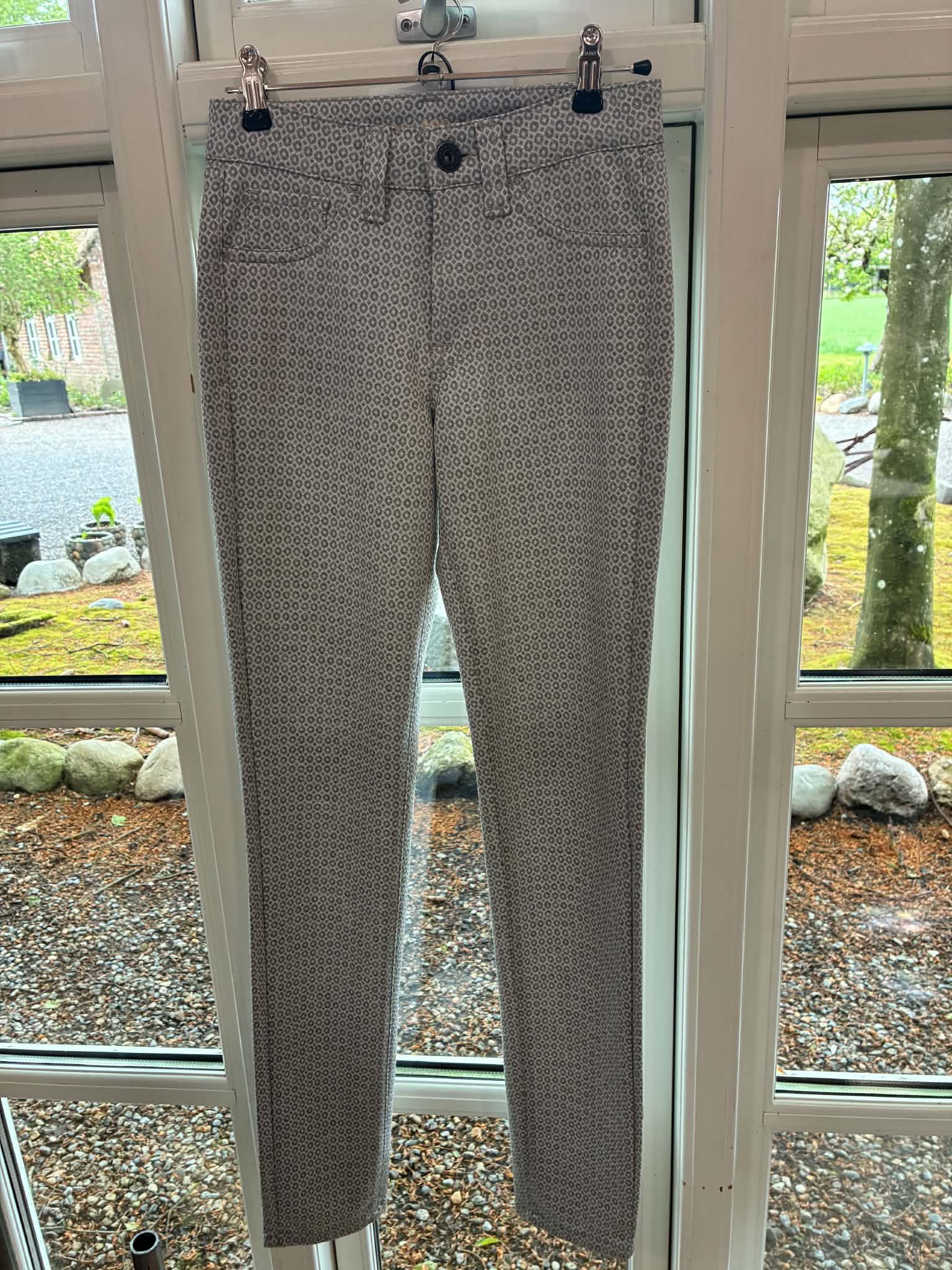 Bøjle 127 - Jonny Q P1606 Daniela Jacquard Bistretch, Grey